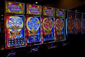 Spinner Monopoly Live raksasa yang berputar di studio misteruntung88